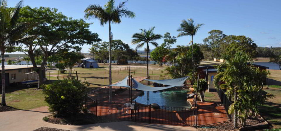 lakeside-motor-inn-caravan-park-accommodations-pool-1024x680